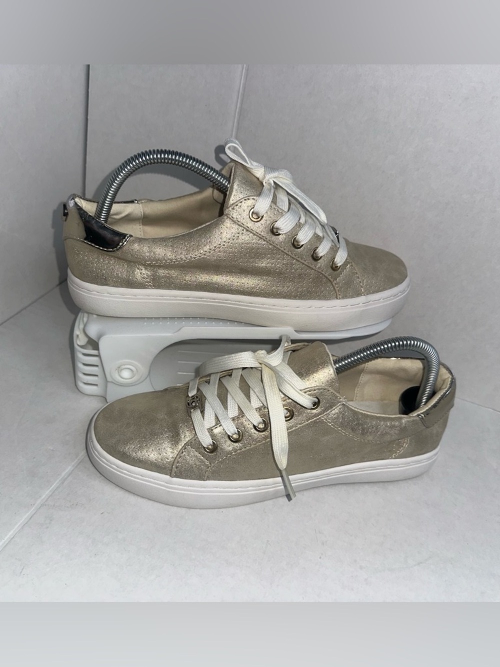 Liz Claiborne Warwick Gold Metallic Women’s Size 8 1/2M Shoes Athletic